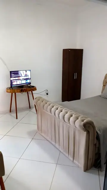 Ambiente interno com sofá e televisão