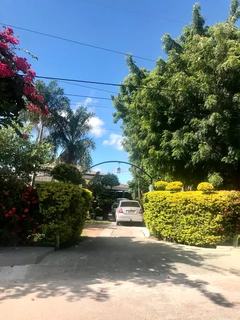 Entrada arborizada do Rancho Pérola Negra