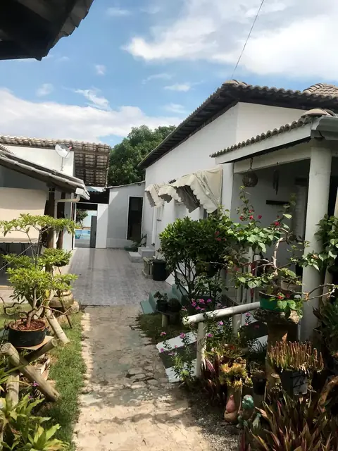 Pátio interno com jardim e acesso às acomodações