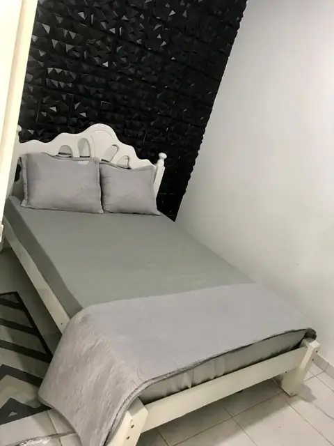 Cama de casal preparada para receber hóspedes