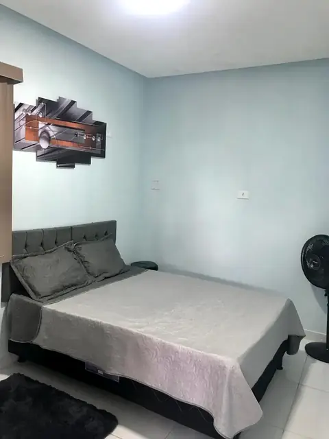 Quarto com cama de casal e decoração simples