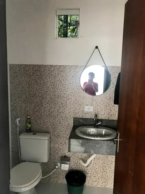 Banheiro compacto das acomodações