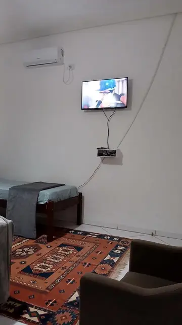 Sala de convivência com sofá e televisão