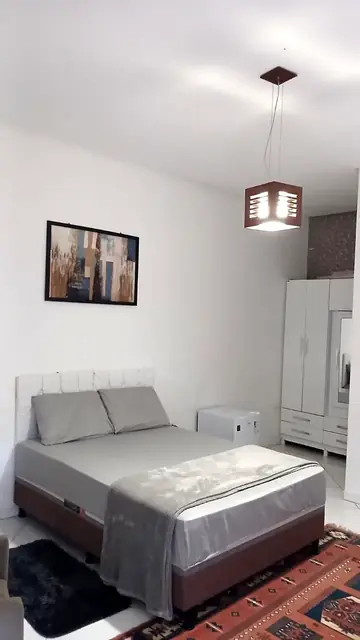 Quarto claro com cama de casal