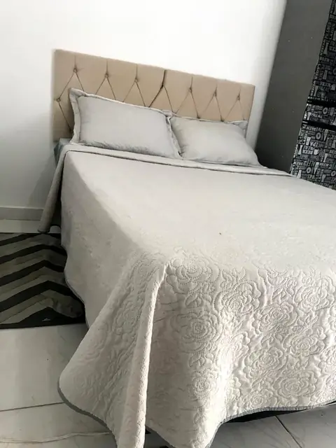 Quarto com enxoval branco