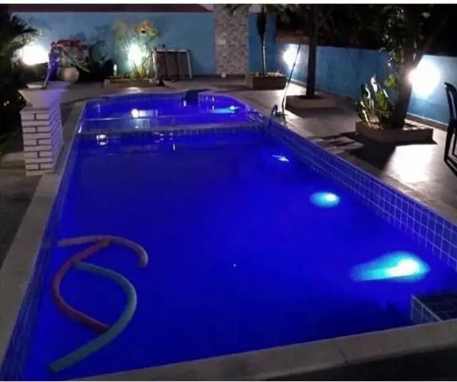 Piscina iluminada durante a noite