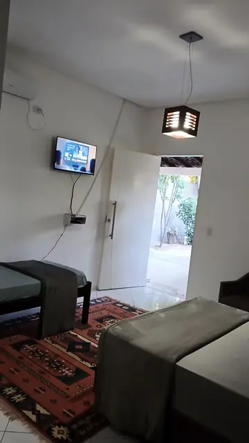 Sala de estar com sofá e tapete