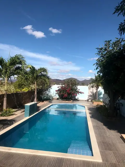 Vista longitudinal da piscina ao ar livre